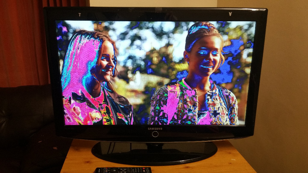 SAMSUNG LE37R87BD 37" 720p HD LCD Television FOR SALE ( PICTURE PROBLEM