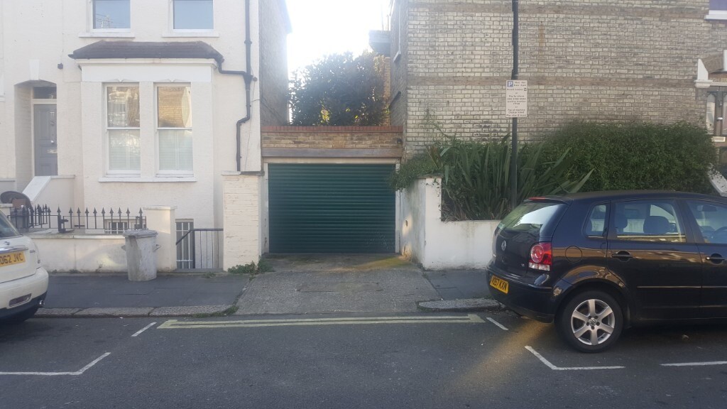 Garage to rent off the Munster Road Fulham SW6 in Hammersmith, London