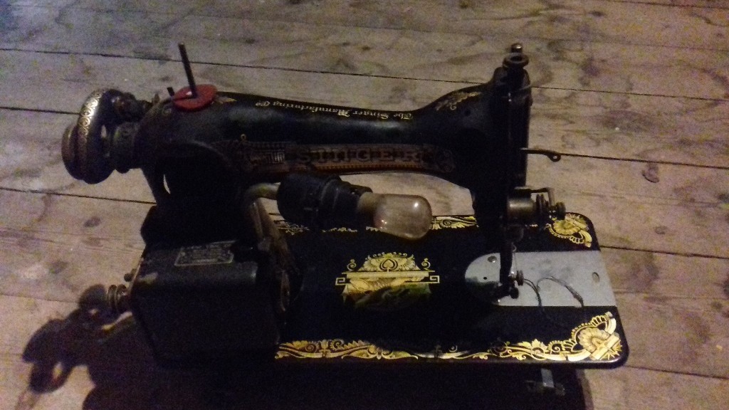 Vintage Singer Sewing Machine with light in Lauder, Scottish Borders