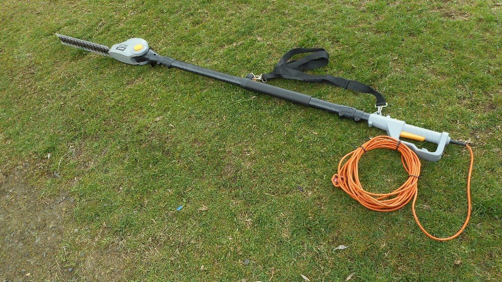 Titan Long Reach Angle Electric Hedge Trimmer. in Dunfermline, Fife