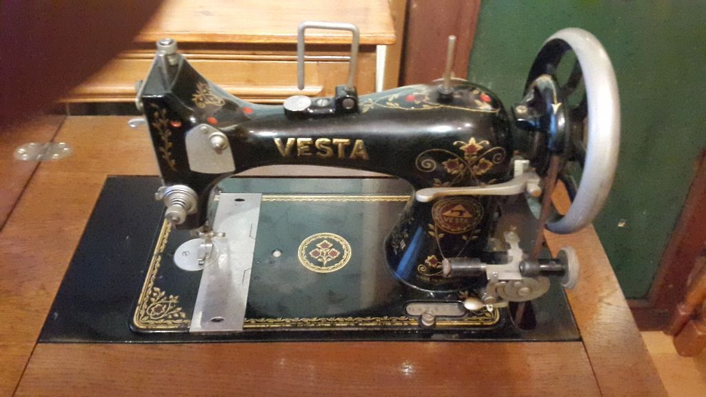Vintage L.O DIETRICT Vesta VS3 1930`s Treadle Sewing Machine and Table