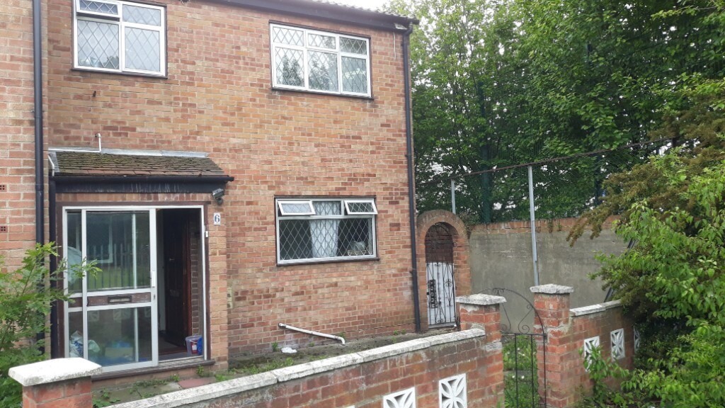 3 BEDROOM HOUSE IN CANNING TOWN, LONDON E16 4DB LOWEST RENT THIS AREA