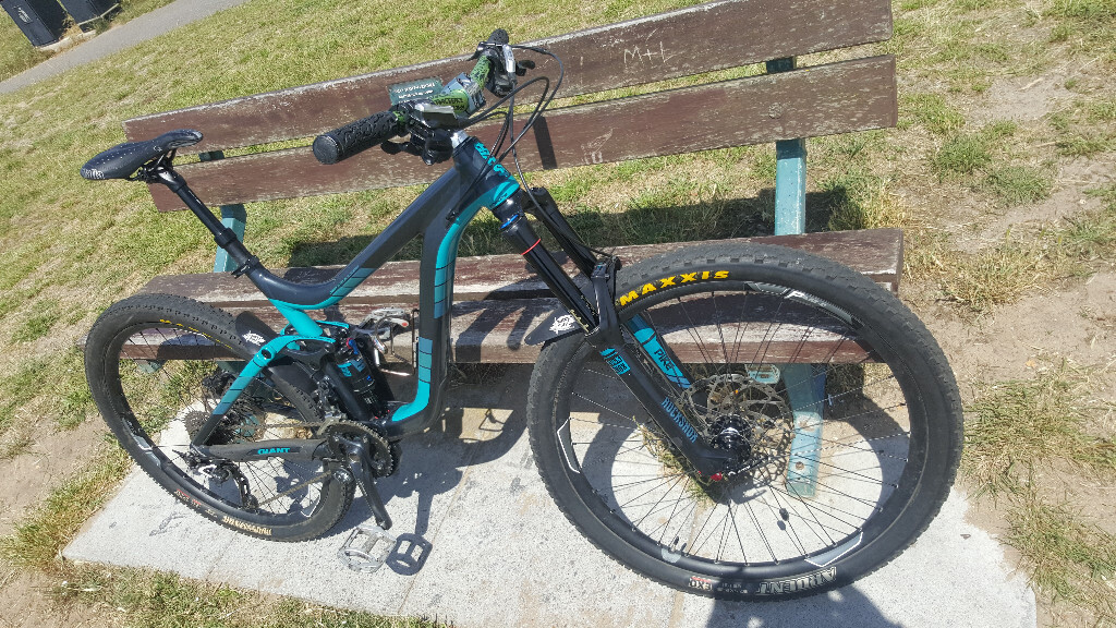 Giant Reign 2 Full Suspension Enduro Mountain Bike (Medium Frame). in
