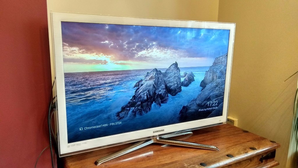 TV Samsung LED 40" White Frame Excellent Condition in Chiswick