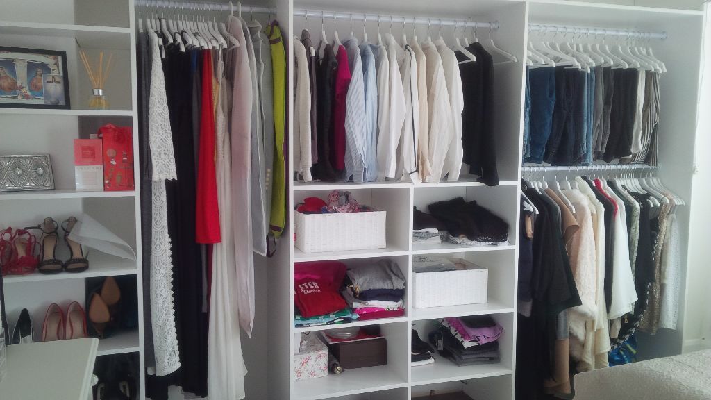 Carpenter: fitted wardrobes and shelves, kitchen fitting