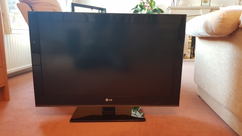 LG Flat Screen TV. 32inch screen. Model LG 32lk450u in Hersham