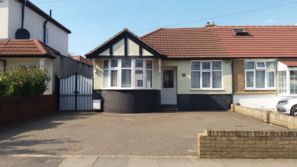 BEAUTIFUL SPACIOUS Bungalow in Clayhall ''IG5'' in Redbridge, London