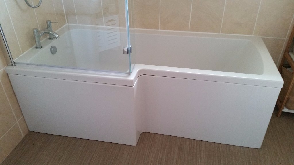 White PShaped BATH, hinged Lshaped SHOWER SCREEN and MIXER TAPS with