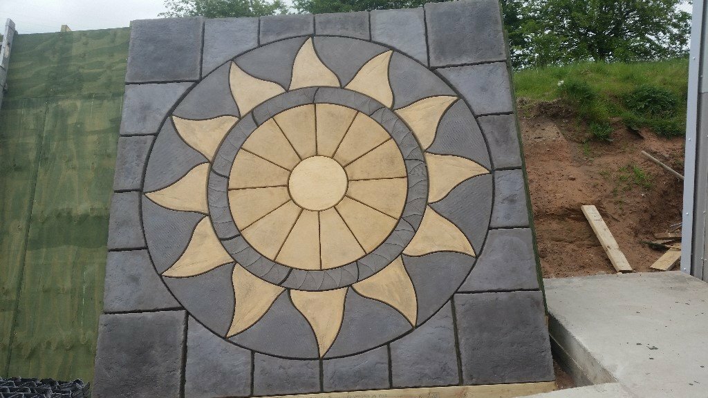Paving/Slabs Aztec Patio Circle with square off kit 3mx3m, New in