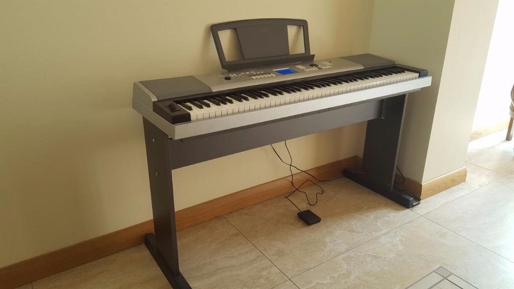 Yamaha Electric Piano, full size, portable grande dgx520. in