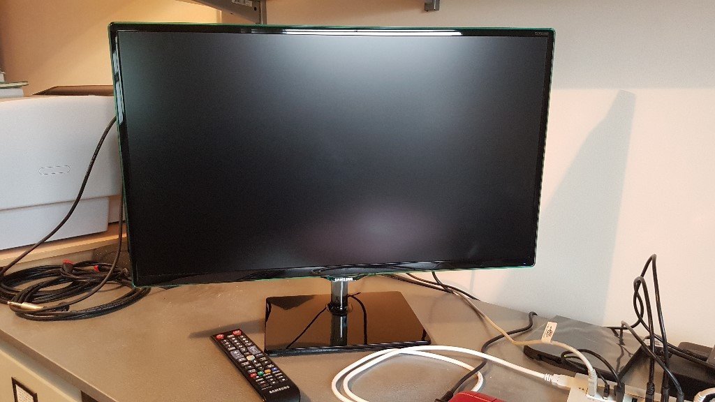 Samsung 27 inch LED Smart HD TV LT27D390SW/XU 4 Months Old Like