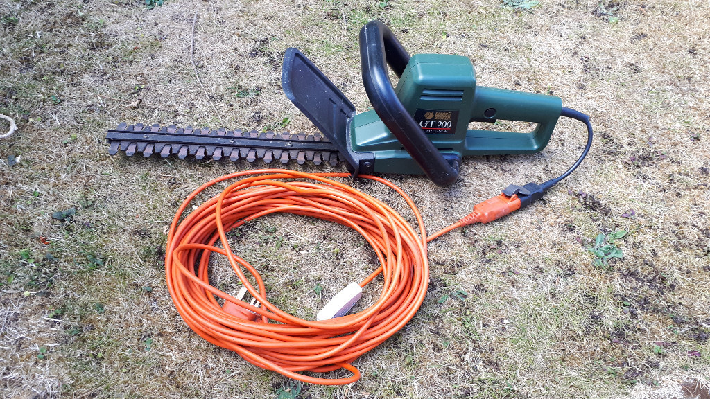 Black & Decker GT 200 Hedge Trimmer with 13 inch blade & power cable in Alwoodley, West