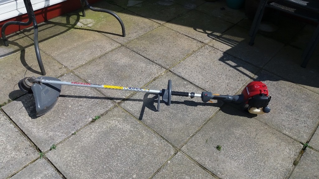 Honda semiprofessional petrol strimmer/brush cutter with attachments