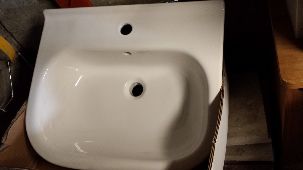 wickes vieste bathroom sink on pedestal in Southampton, Hampshire