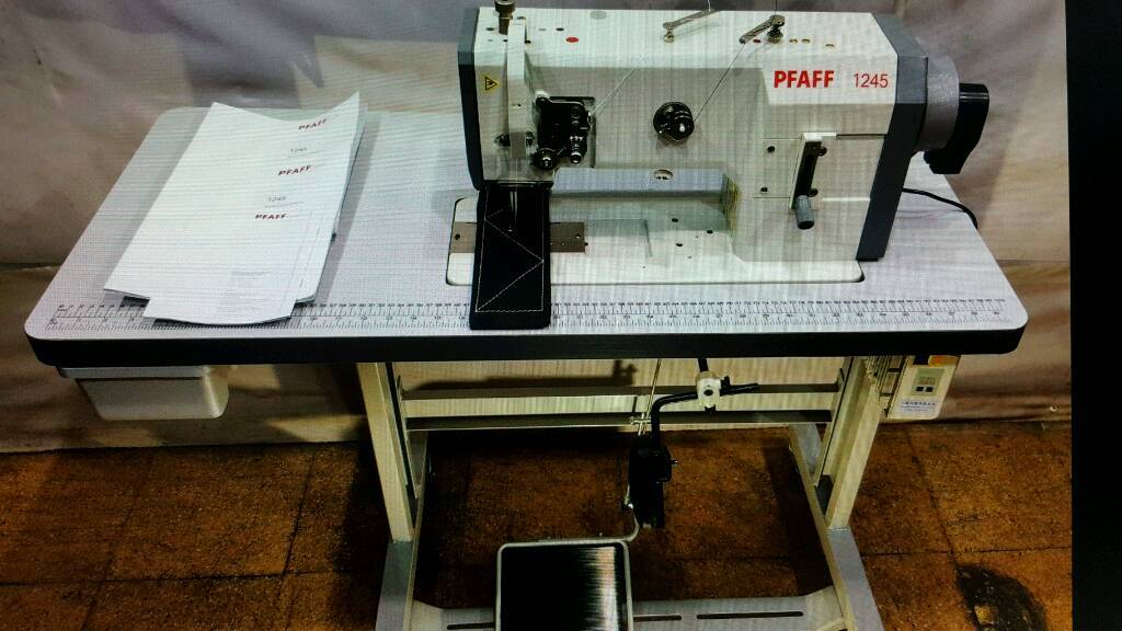 Pfaff 1245 industrial sewing machine, full walking foot. | in Liberton