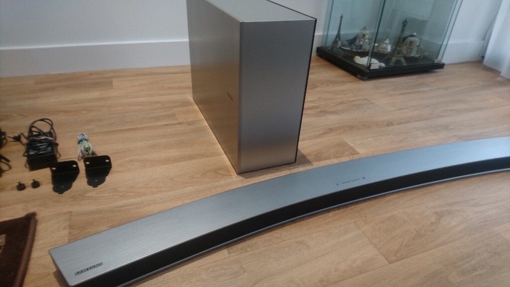 samsung surround sound bar (curved) with sub woofer in Plaistow