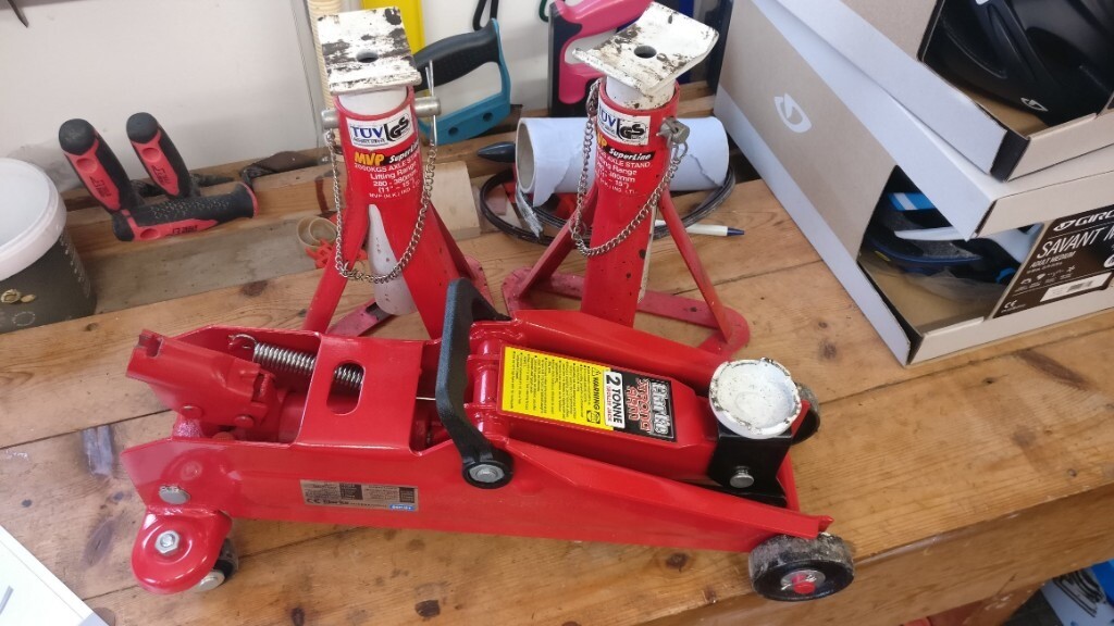2 tonne Hydraulic Trolley Jack Clarke Strong Arm CTJ2MB and 2 Axle Stands in Ely
