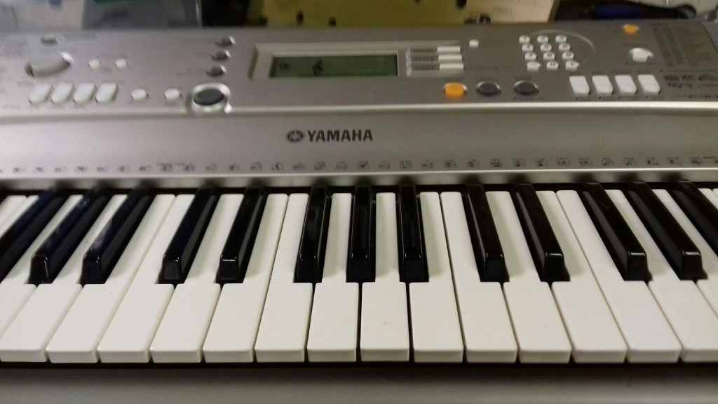 YAMAHA EXCELLENT CONDITION SILVER KEYBOARD FOR SALE in Chatham, Kent