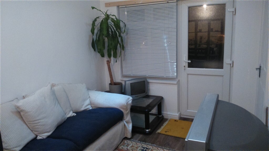 Spacious 1 Bedroom Studio Annex Flat with All Bills Included in