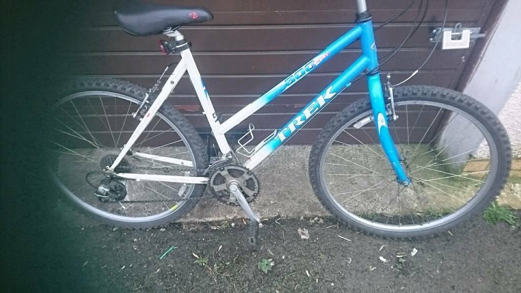 TREK 800 LADIES MOUNTAIN BIKE, 20 INCH FRAME 26 INCH WHEELS, 18 GEARS