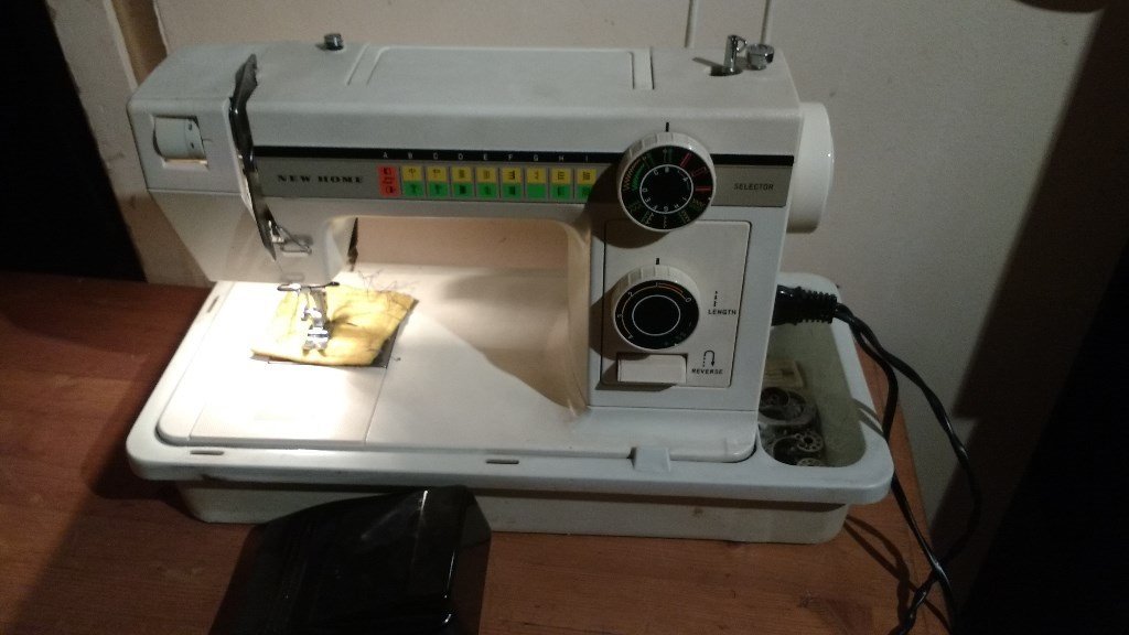 NEW HOME MODEL 365 ELECTRIC ZIG ZAG SEWING MACHINE WITH FOOT PEDAL in