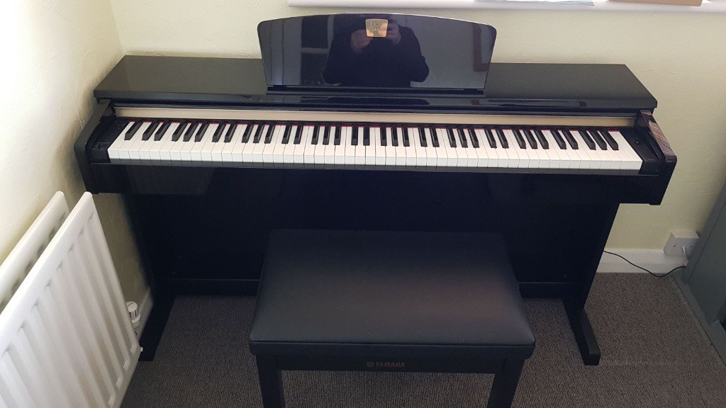 Yamaha Clavinova CLP320 Digital Piano in glossy black, 128 polyphony