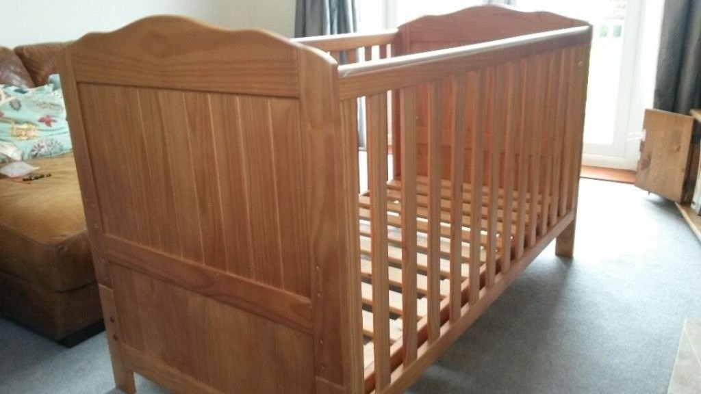 Mothercare Aylesbury wooden cot bed, great condition, 3 positions
