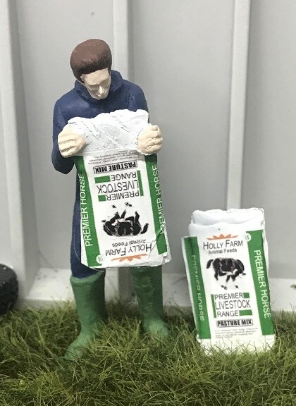 Hlt - Peronnage Vidant Un Sac - Nourriture Pour Chevaux - 1/32 - Wm078j