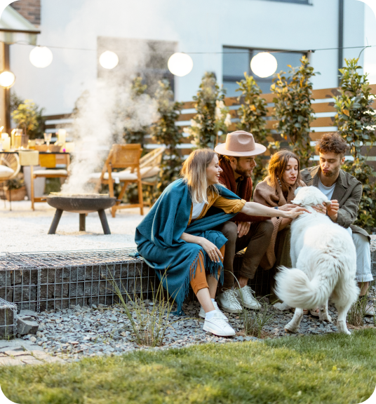Freunde mit einem Hund auf der Terrasse