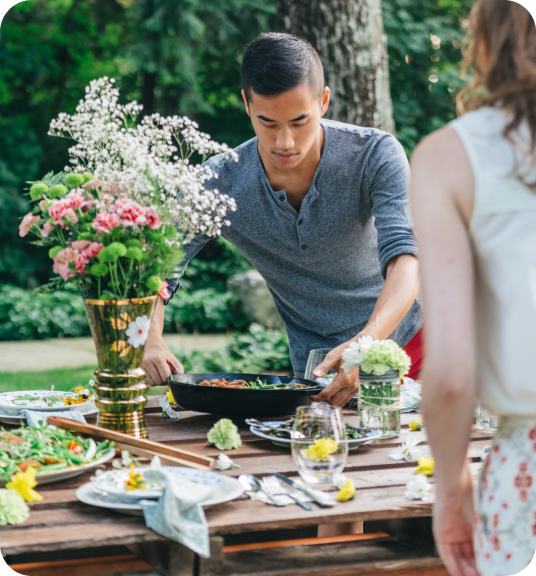 Der Ostertisch im Garten wird gedeckt