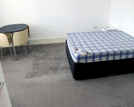 image for Large ensuite room to rent couple £875 pcm inc of all bills in Palmers Green Area