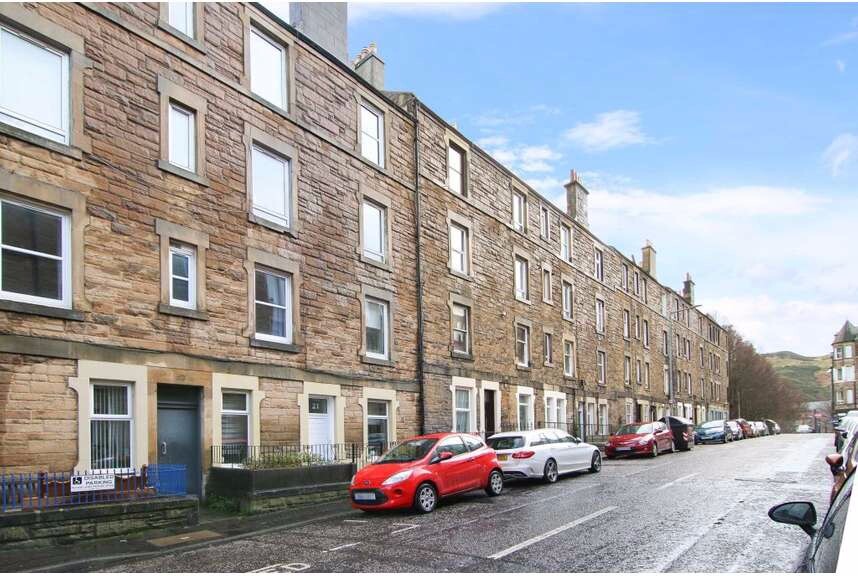1 bedroom property in traditional building just off London Road. Abbey Street in Leith