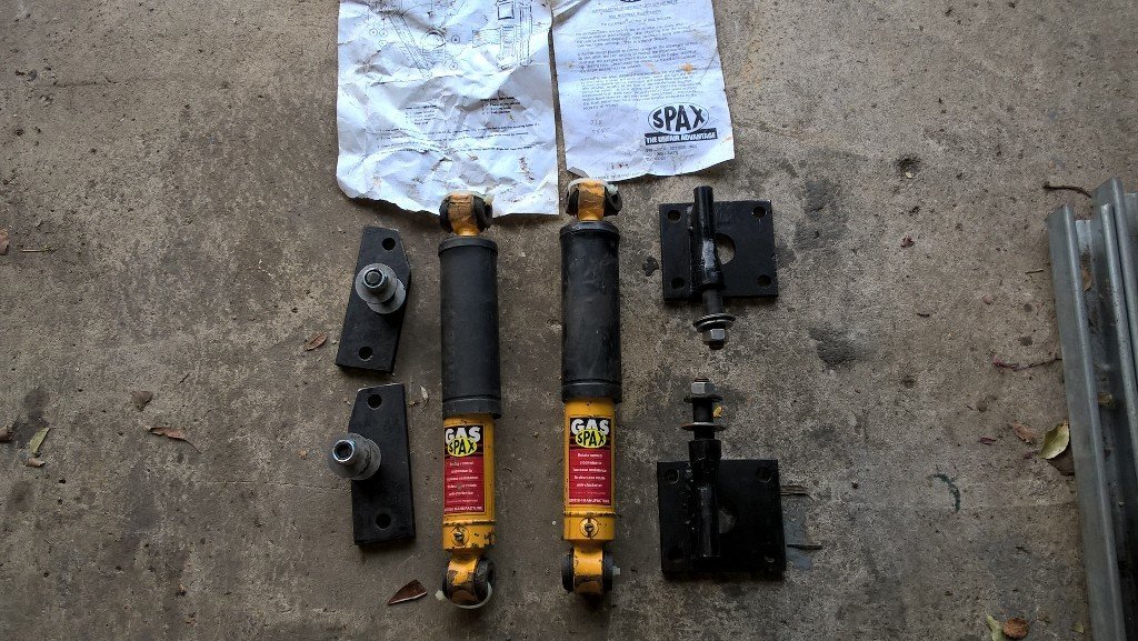 MGB GT Spax telescopic rear shock absorber kit in Linlithgow, West