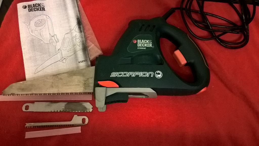 BLACK & DECKER RECIPRICATING SCORPION SAW AND BLADES KS890E (USED) in