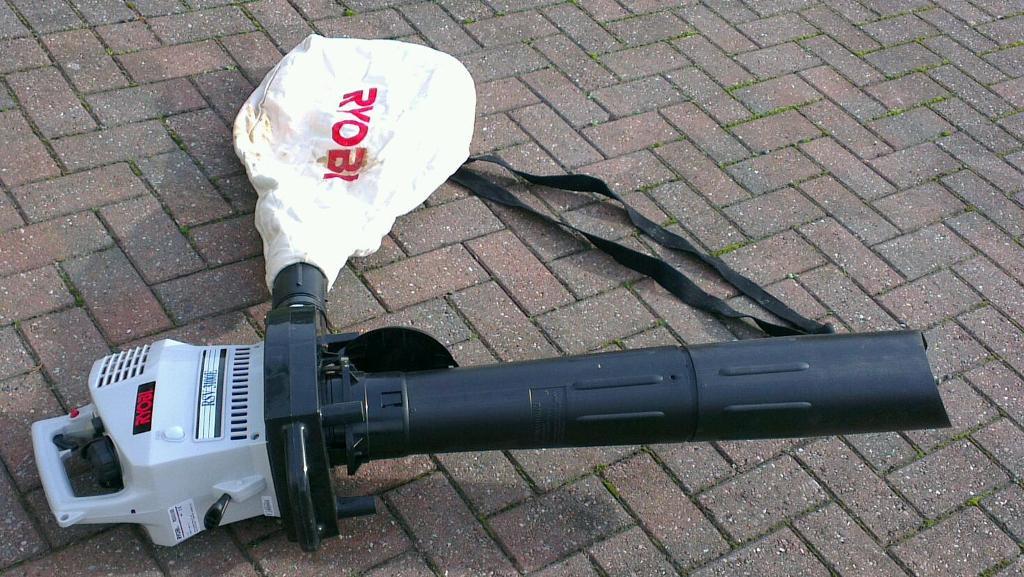 Ryobi RSV 3100 petrol leaf blower + vacuum in Bromsgrove