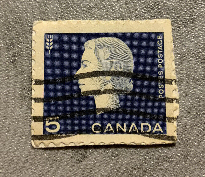 1963 Queen Elizabeth II Canadian stamp. HIGHLY COLLECTIBLE !
