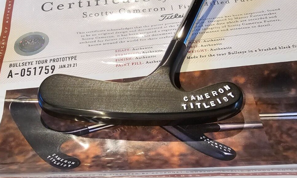 MINT  SCOTTY CAMERON  BULLSEYE TOUR PROTOTYPE PUTTER W/LTHR HC & COA