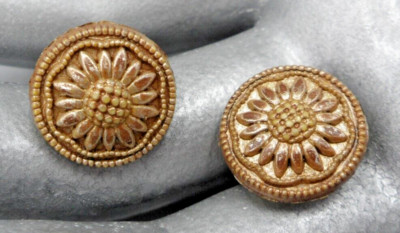 Sunflower Button Stud Earrings Boho Chic Daisy Flower Carved Plastic Vtg 5/8''
