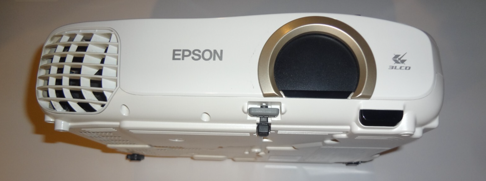 EPSON エプソン　プロジェクター　 Cinema 2030 PowerLite Home Cinema 2030 2D/3D 1080p 3LCD Projector