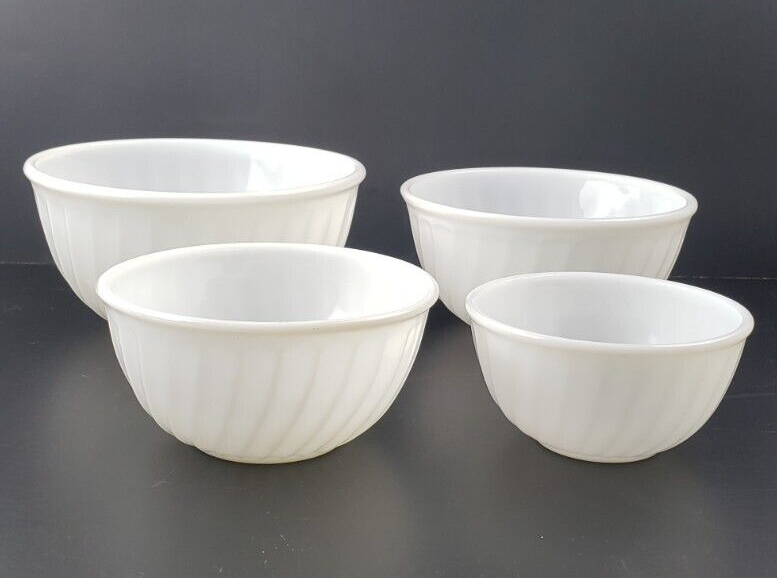 VINTAGE FIRE KING BOWL SET OF 4 (6