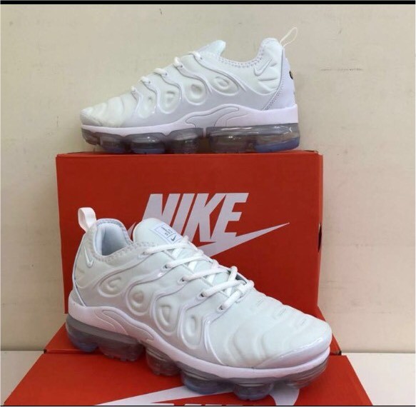 vapor max plus triple white