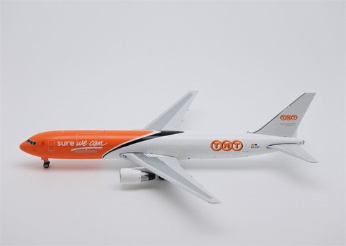 1/400  ベトナム航空　ボーイングＢ７６７－３００＆ターミナル　セット品 1/400 ベトナム航空 ボーイングB767－300＆ターミナル