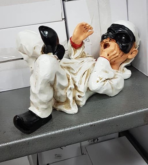 Porta Bottiglie Di Vino Pulcinella Sdraiato Resina Bar Ristorante Trattoria moc