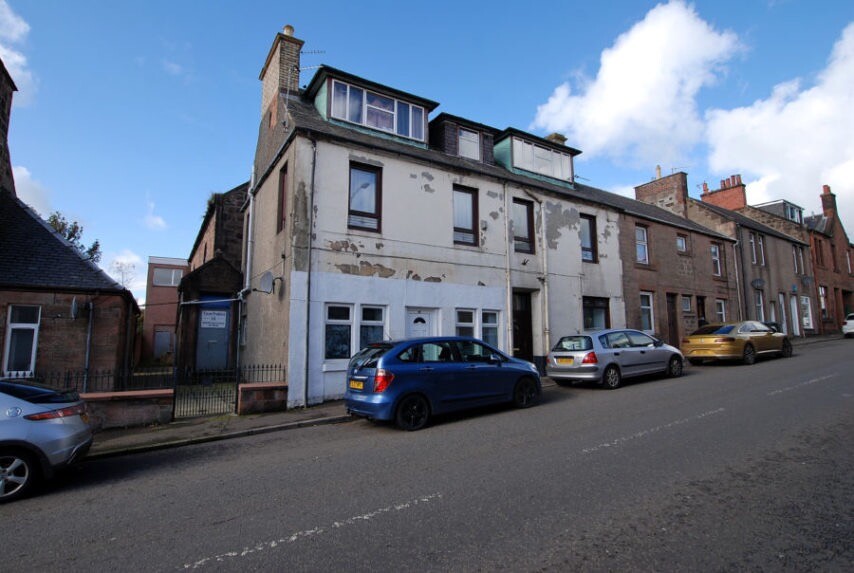 Immediately Available 1 bed flat, recently refurbished, MUST SEE