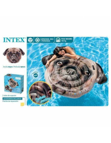 $ 10     Consulta nuestras valoraciones Añade esta tienda a Mis favoritos COLCHONETA PLAYA / PISCINA CON FORMA DE PERRO PUG 28,50 € Descubre esta original Colchoneta con forma de Perro Pug. Ideal para la playa, piscina, etc. Dispone de asas para poder agarrarse. Medidas: 173 x 130 cm. Capacidad máxima 1 persona. Peso máximo 100  kg. Incluye parche de reparación. Edad Recomendada: +14 años. *Producto oficial Intex. Trabajamos día a día para conseguir clientes como usted. Muchas gracias. Todos los regalos infantiles de tus personajes favoritos, aquí disponibles: https://www.pequenosgigantes.es  