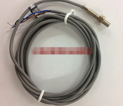 Original M5 proximity switch 10-30VDC PNP NO 3wire system E2E-X1B2