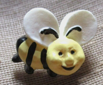 VINTAGE HAND-PAINTED CUTE SMILING HONEY BEE BUTTON   7/8th inch