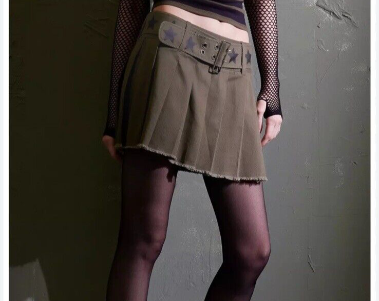 HOT TOPIC SOCIAL COLLISION GREEN STAR GROMMET PLEATED SKIRT