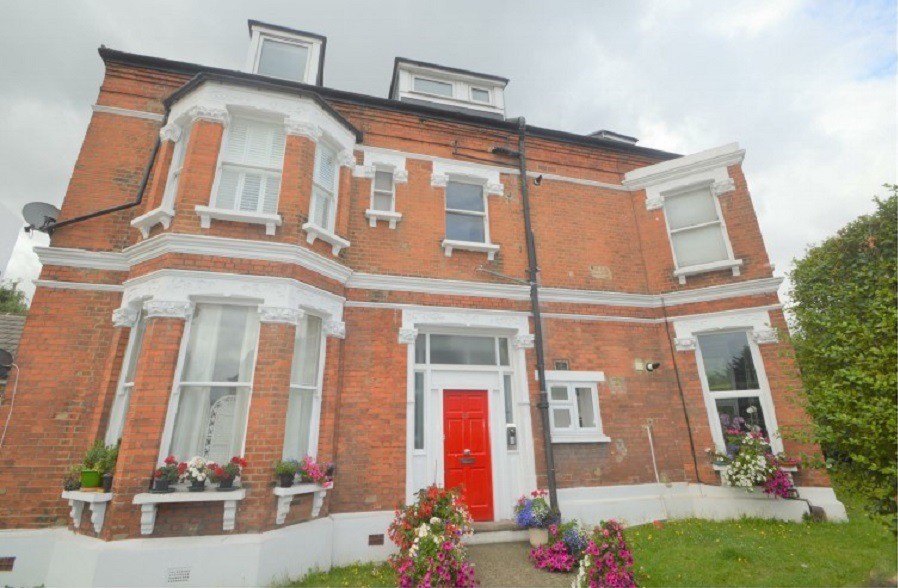 Stunning 1 Double Bedroom 1st Floor Apartment with Garage To Let in