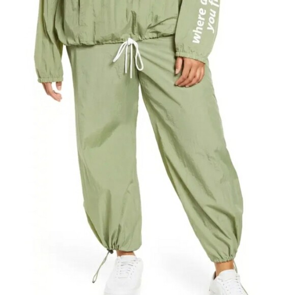 

WAYF 98 Retro Dusty Olive Clarissa Нейлоновые брюки-джоггеры  Спортивные ретро НОВИНКАВинтаж, Зеленый